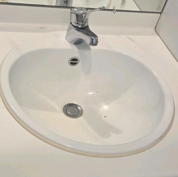 2 wastafels met kranen en met sifons (gedemonteerd), Ophalen