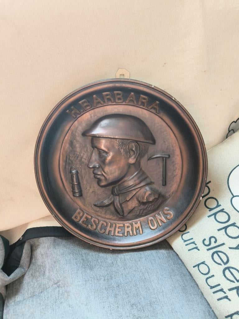 Gipsen, bronskleurige plaat. Aandenken mijnwerkers., Ophalen