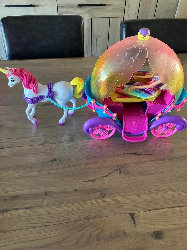 Barbie met koets, Kinderen en Baby's, Speelgoed | Poppen, Ophalen of Verzenden, Zo goed als nieuw, Barbie
