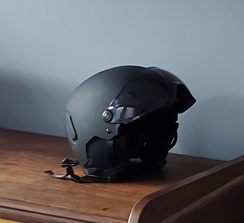 Casque de ski avec visière.