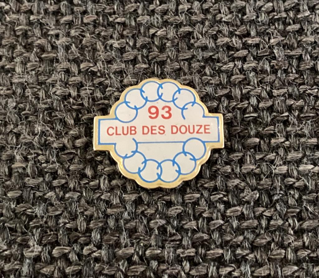 PIN - CLUB DES DOUZE - BRUSSEL - BRUXELLES, Verzenden, Gebruikt, Overige onderwerpen, Speldje of Pin