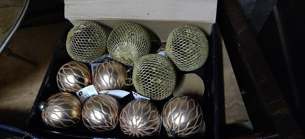 Ongebruikte gouden kerstdecoratie met kaartjes nog aan, Ophalen