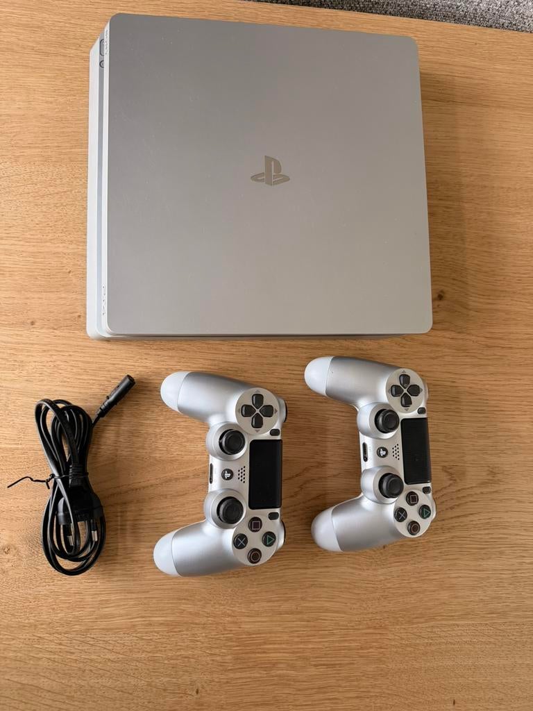 PS4 Slim, Consoles de jeu & Jeux vidéo, 500 GB, Enlèvement, Utilisé, Avec 2 manettes
