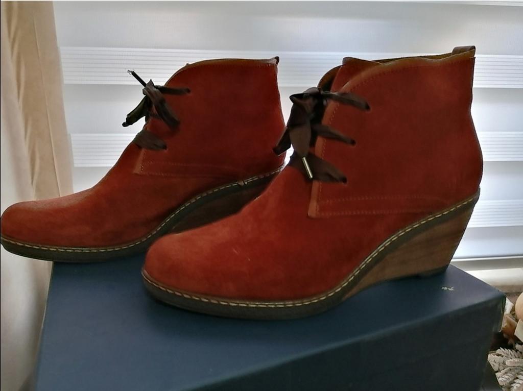 Nieuwe dames enkellaarsjes, daim. Donna Carolina. Maat 40., Ophalen