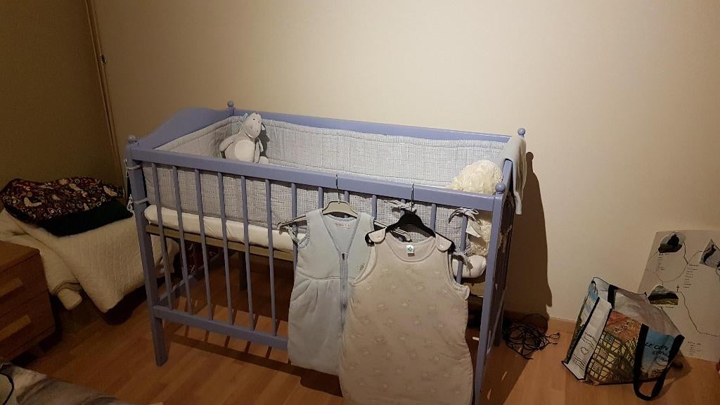 Babybed met verstelbare hoogte - Uitstekende staat, Kinderen en Baby's, Babywiegjes en Ledikanten, Zo goed als nieuw, Ledikant