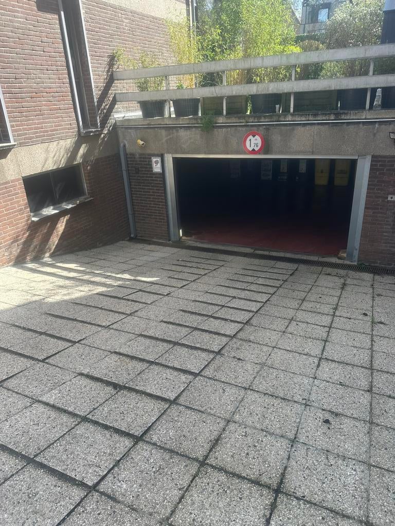 Place de parking dans un garage souterrain, immeuble privé, Immo, Garages & Places de parking, Bruxelles
