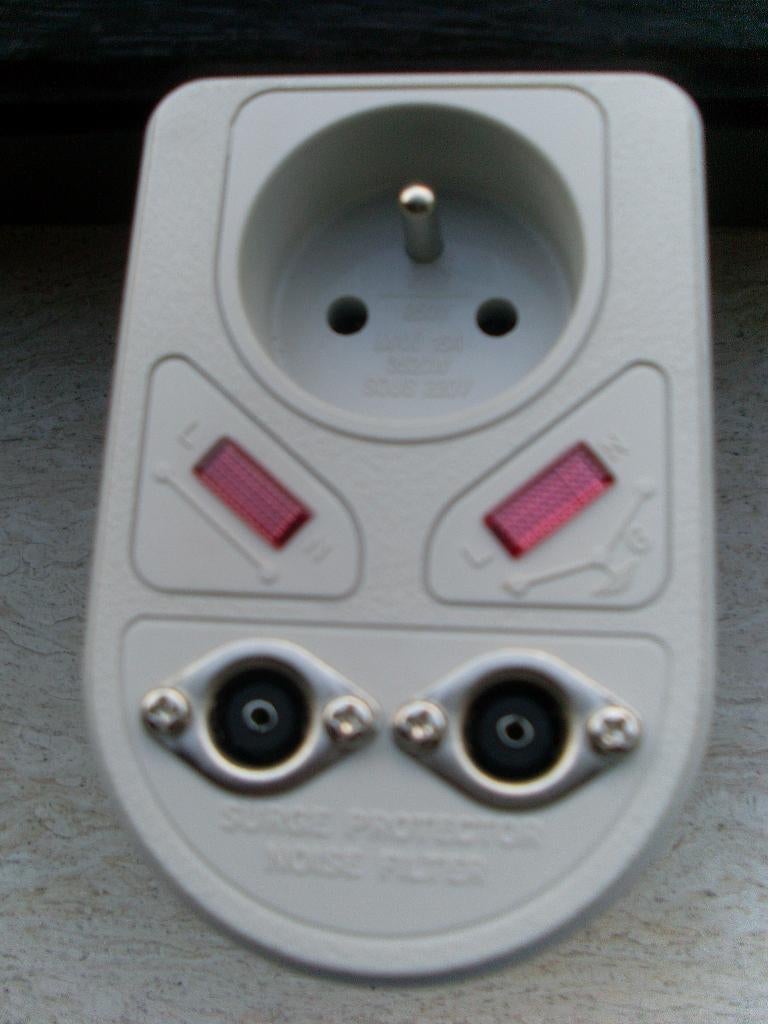 Beveilger / Geluidsfilter Ahoku 10/16a 250VAC, Audio, Tv en Foto, Versterkers en Ontvangers, Ophalen of Verzenden, Zo goed als nieuw