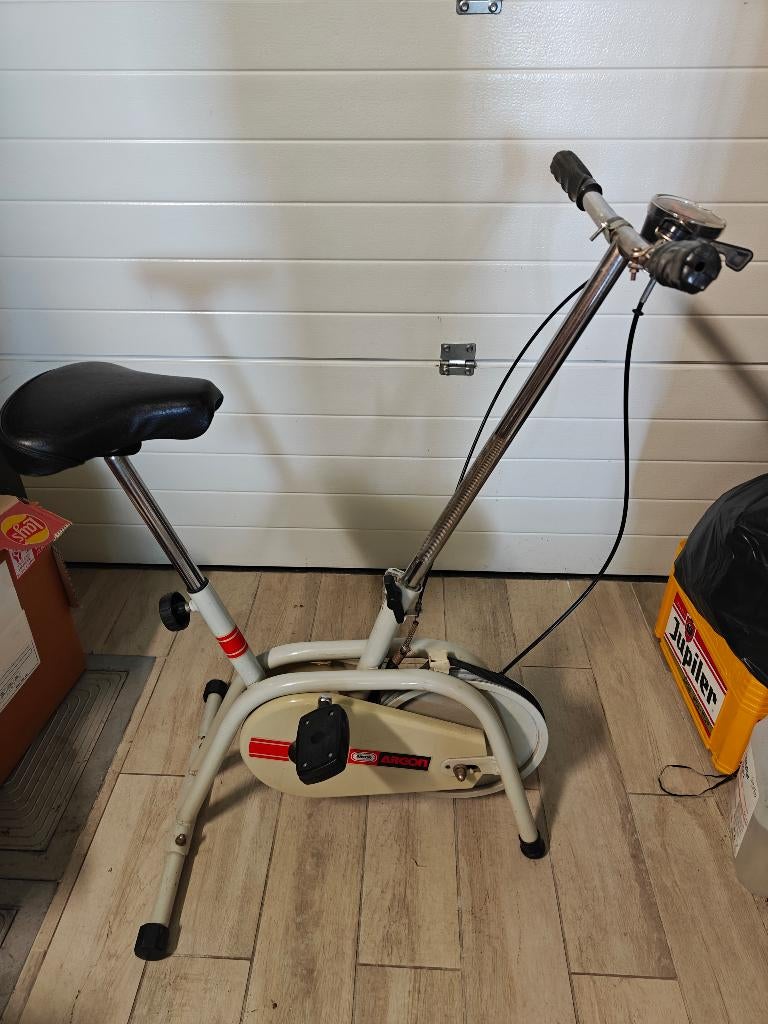 Oude hometrainer, Ophalen, Gebruikt, Aluminium, Benen