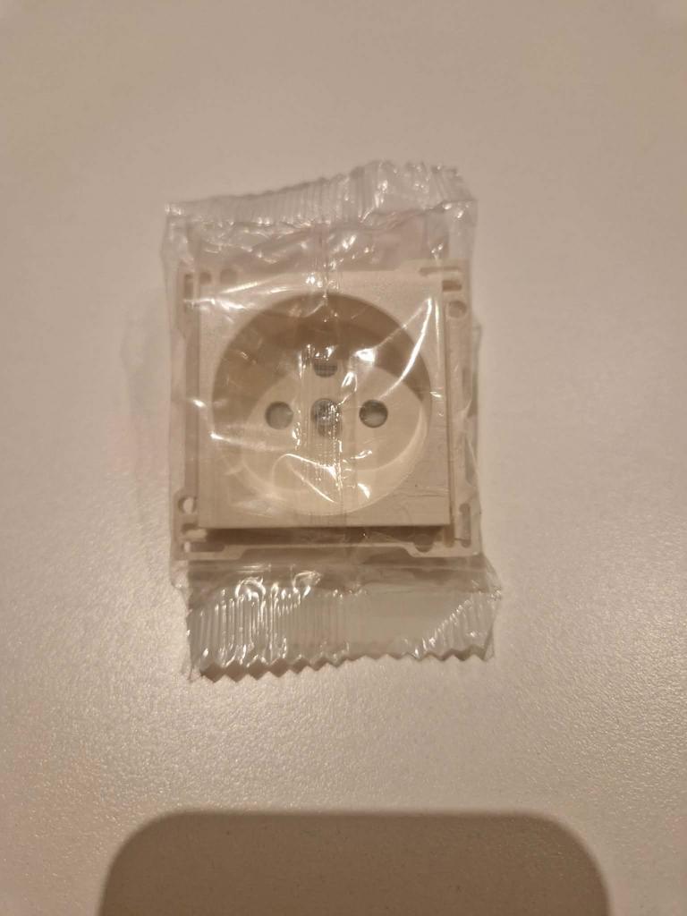 Enjoliveur prises niko original White & Bascule interrupteur, Enlèvement ou Envoi, Neuf, Prise de courant