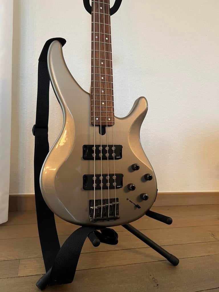 Yamaha TRBX304 active bass, Muziek en Instrumenten, Snaarinstrumenten | Gitaren | Bas, Ophalen, Zo goed als nieuw