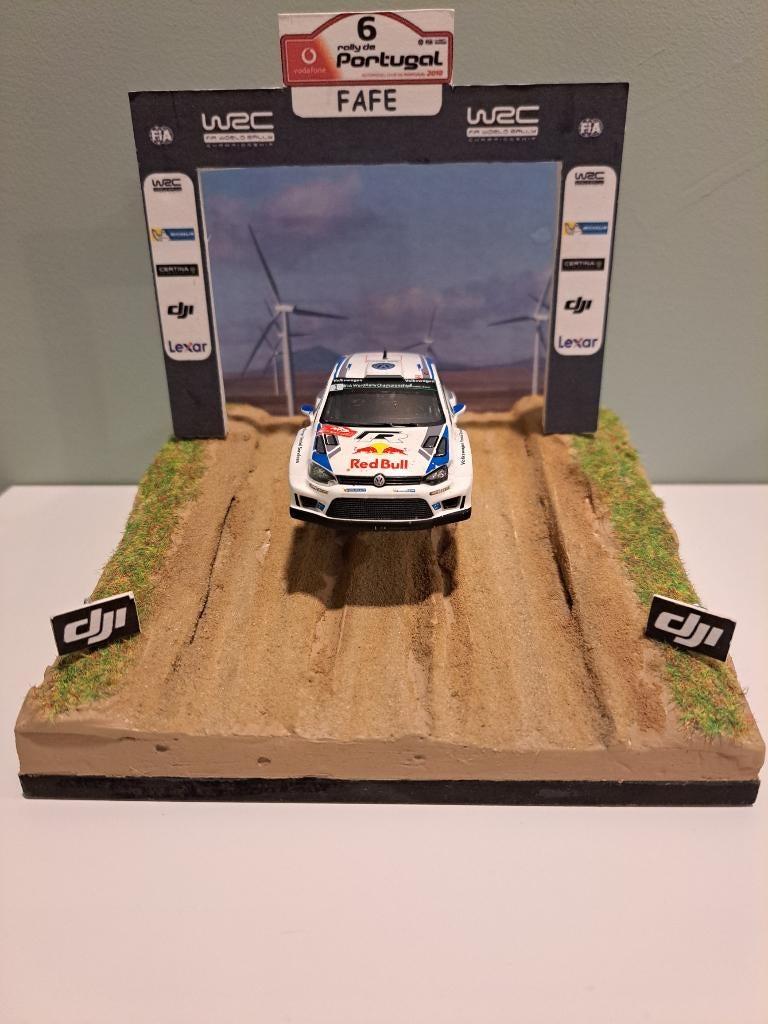 1:43 Diorama du Rallye du Portugal VW Polo R WRC, Enlèvement ou Envoi, Neuf, Voiture, Autres marques