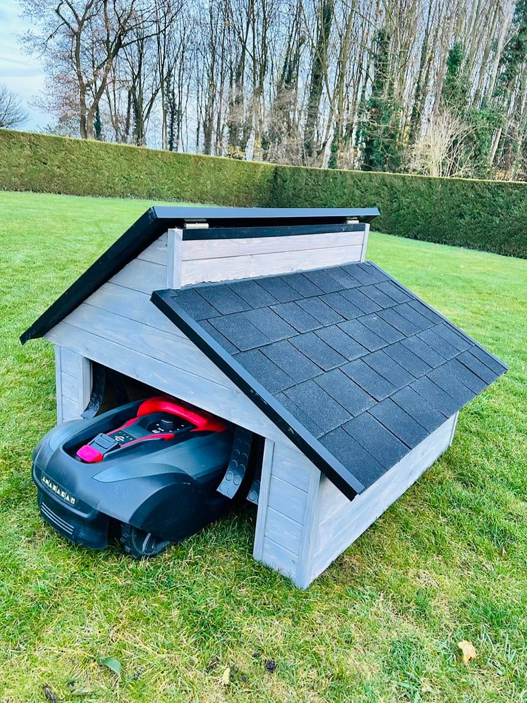 Robotmaaier huisje, Tuin en Terras, Ophalen, Zo goed als nieuw, Hout