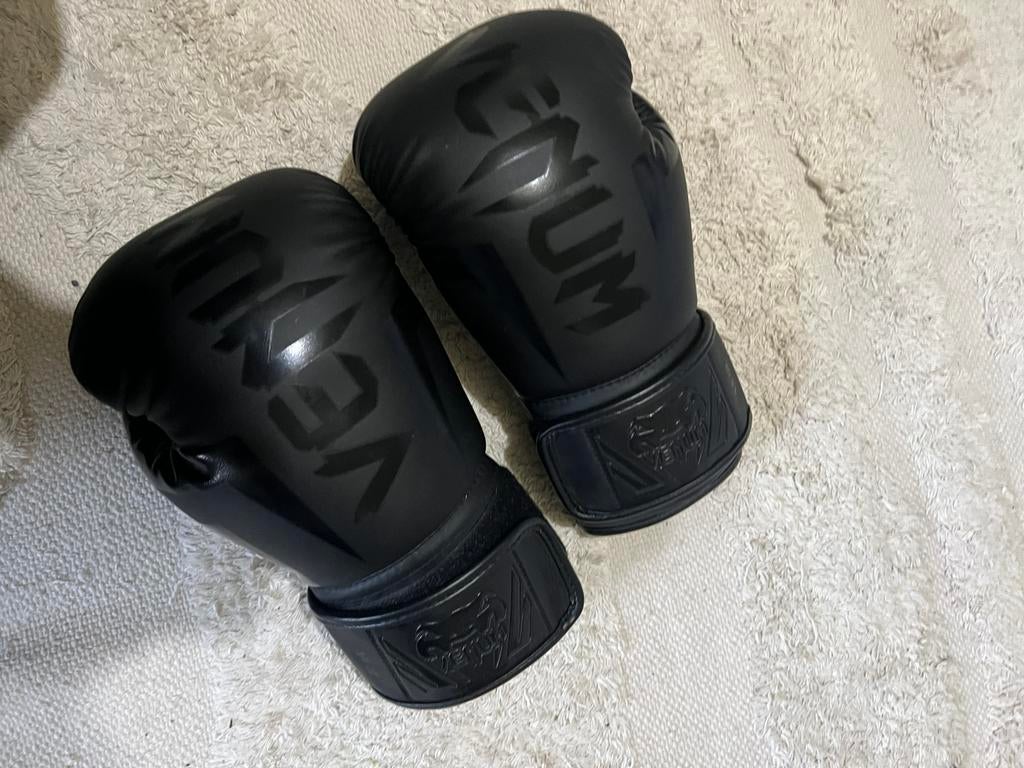 GANTS DE BOXE 14OZ VENUM ELITES , BOXING GLOVES, Sports & Fitness, Boxe, Enlèvement, Neuf, Gants de boxe