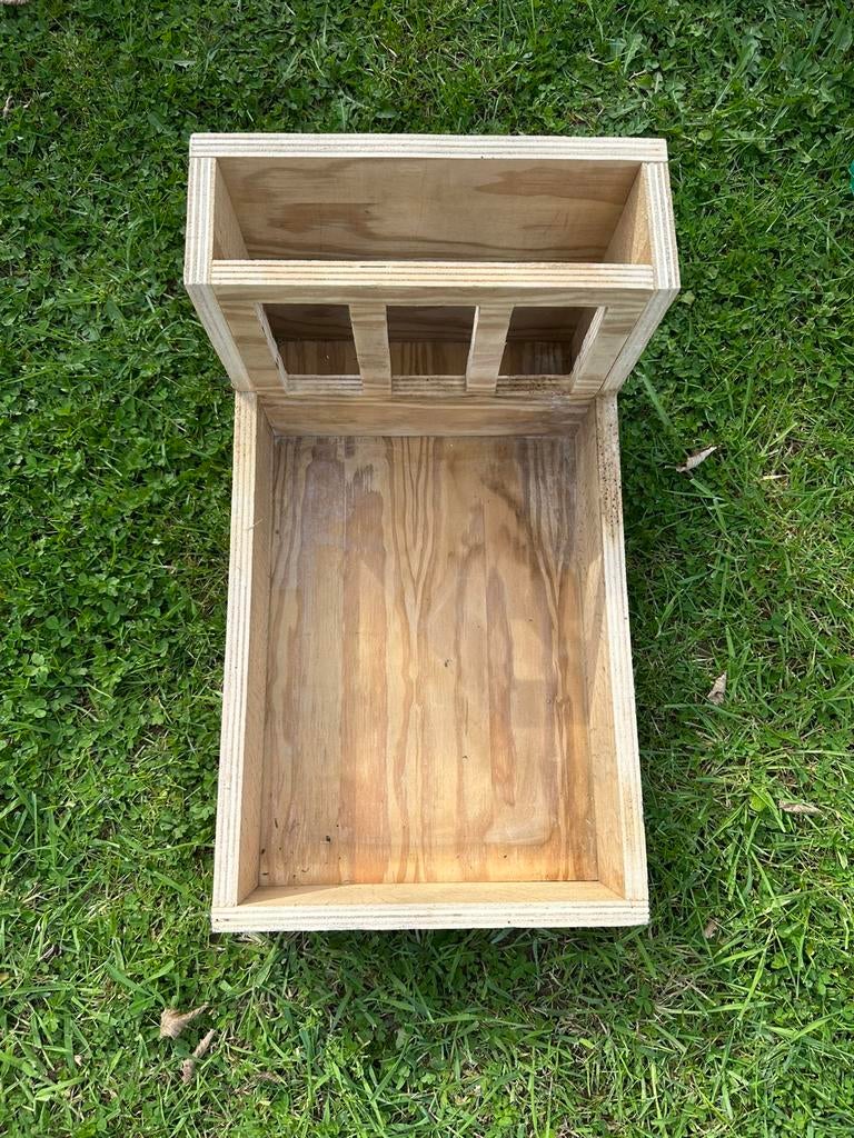 Litiere lapin en bois avec bac a foin, Enlèvement, Utilisé