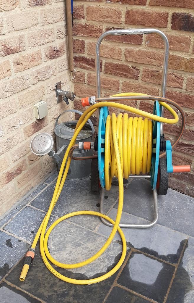 Te koop: Handige tuinslang met roller van "Gardena", Ophalen, Gebruikt, Tuinslang