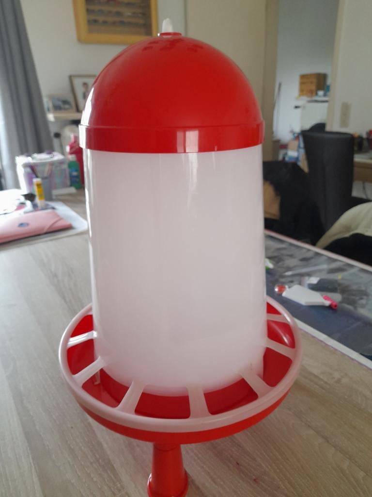 Kunstof pluimveevoederbak kleur rood en wit meestal voor kip, Ophalen, Zo goed als nieuw, Drinken en Voederen