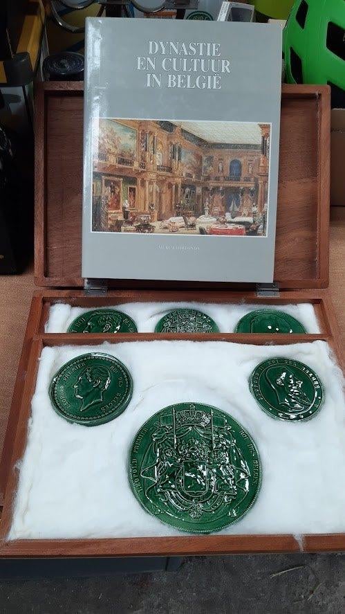 Mooi lot van het Koningrijk België + 5 boeken zie foto's., Verzamelen, Koningshuis en Royalty, Ophalen