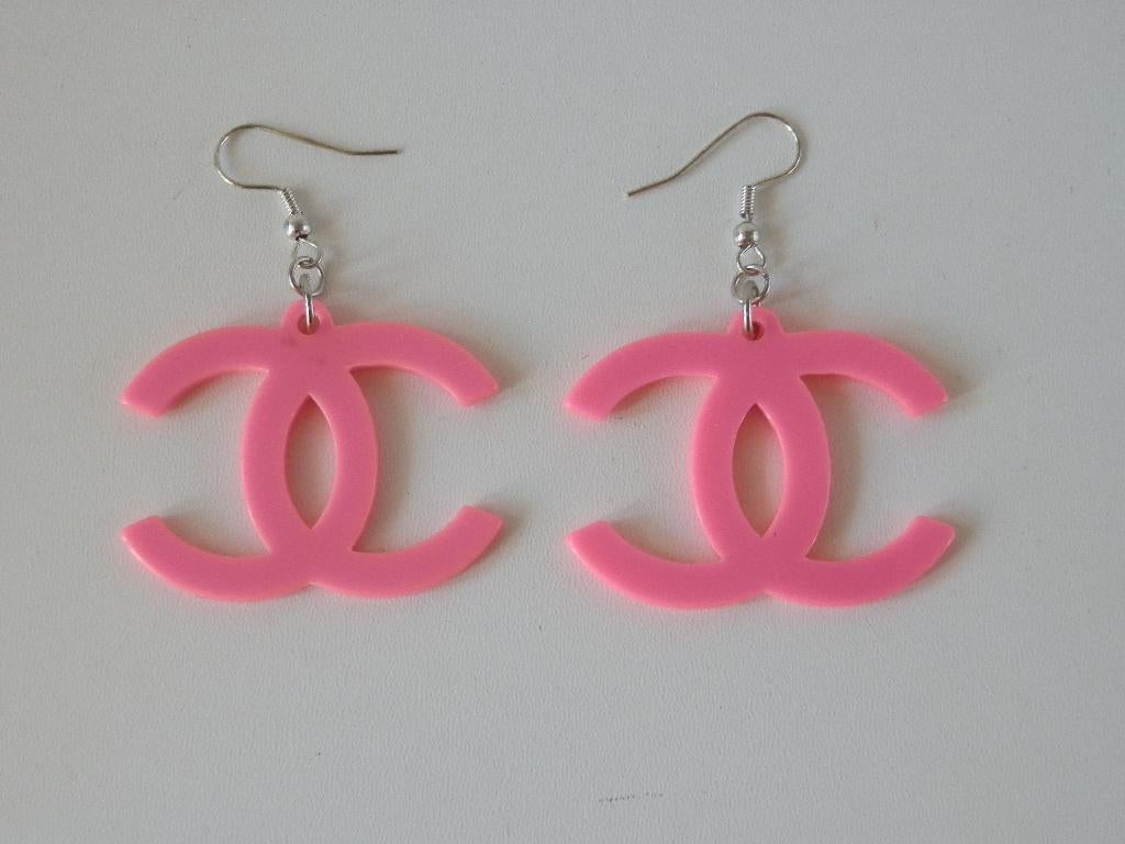 Oorbellen met Chanel logo., Handtassen en Accessoires, Oorbellen, Overige materialen, Hangers, Overige kleuren, Ophalen of Verzenden