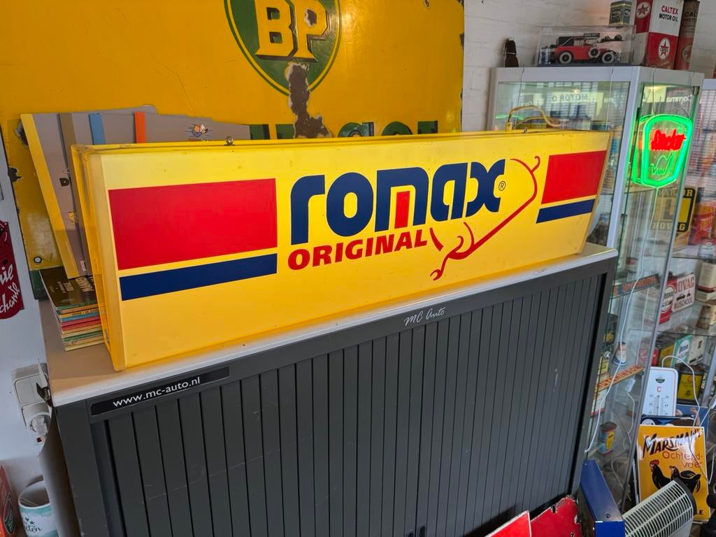 Romax évacue une ancienne boîte à lumière publicitaire, Enlèvement, Utilisé, Table lumineuse ou lampe (néon)