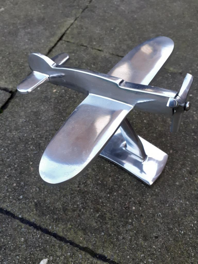 PRACHTIG VLIEGTUIG OP EEN BASIS VAN GEGOTEN ALUMINIUM., Verzamelen, Luchtvaart en Vliegtuigspotten, Zo goed als nieuw, Overige typen