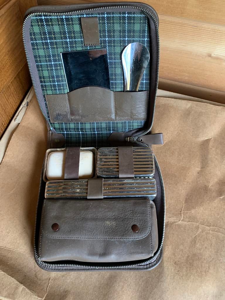 Trousse de toilette en cuir vintage avec savon, …, Antiquités & Art, Enlèvement ou Envoi