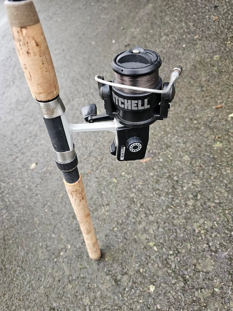 Canne à mouler en cnarbone avec moulinet, Enlèvement, Comme neuf, Canne à lancer