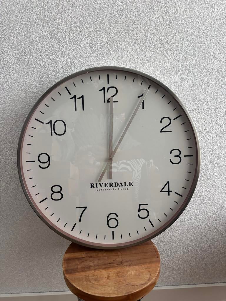 Riverdale Wandklok Camden zilver 53cm, Ophalen of Verzenden, Wandklok