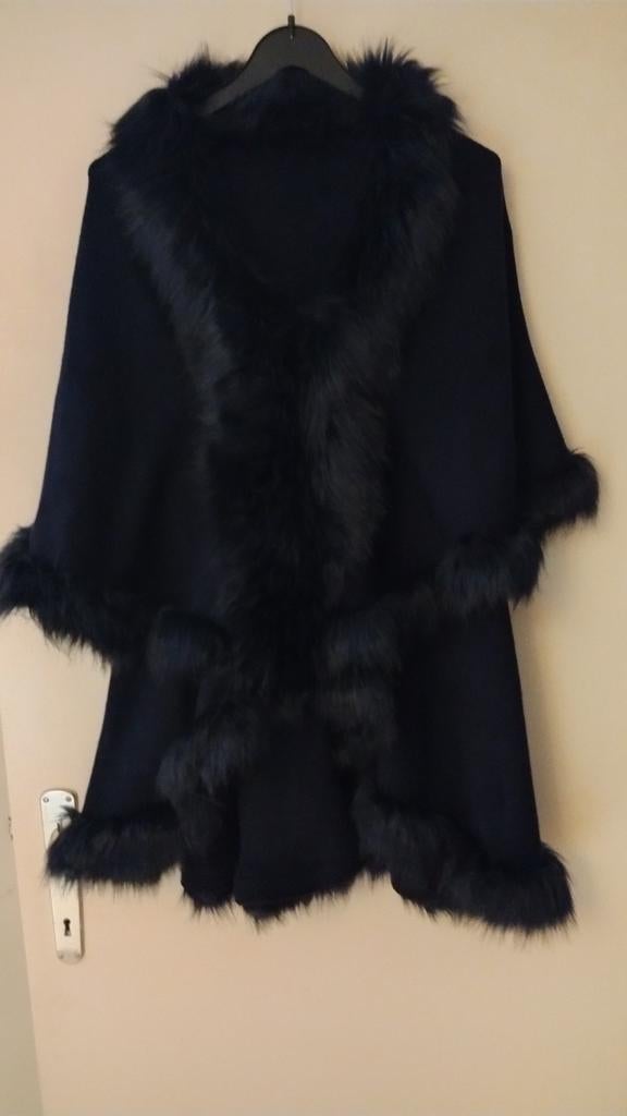 cape stola poncho donkerblauw rand imitatie bont one size, Kleding | Dames, Jassen | Winter, Ophalen of Verzenden, Gedragen