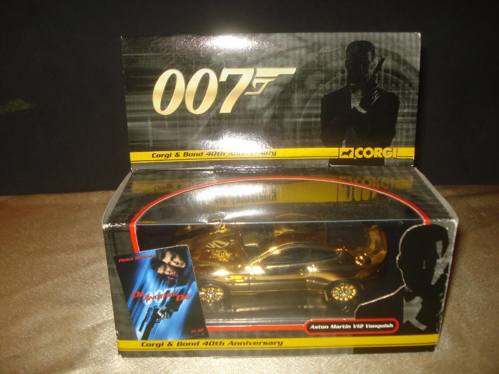 CORGI Aston Martin V12 Vanquish Gold James Bond 40th Anniver, Hobby en Vrije tijd, Modelauto's | Overige schalen, Nieuw, Auto