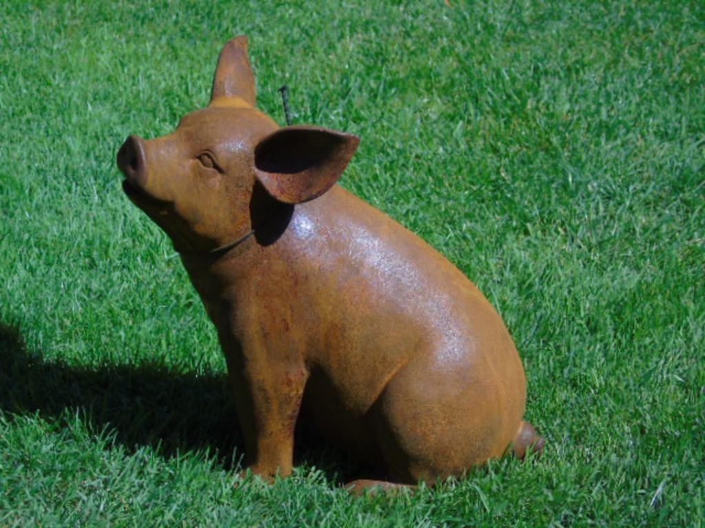 zittend varken in roestig gepatineerd gietijzer., Tuin en Terras, Tuinbeelden, Ophalen, Nieuw, Metaal, Dierenbeeld