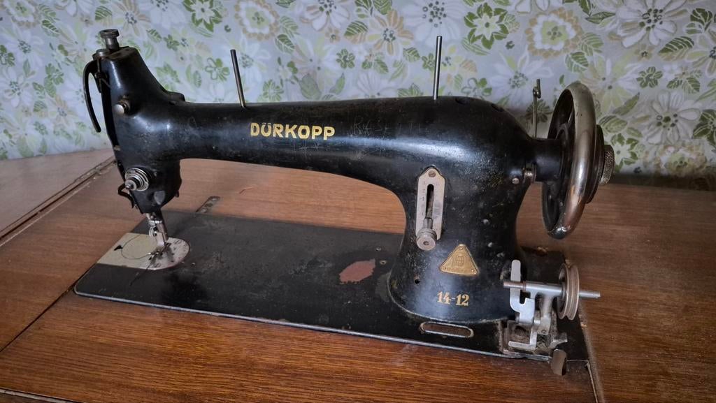 Vintage naaimachine in kast, Enlèvement, Comme neuf