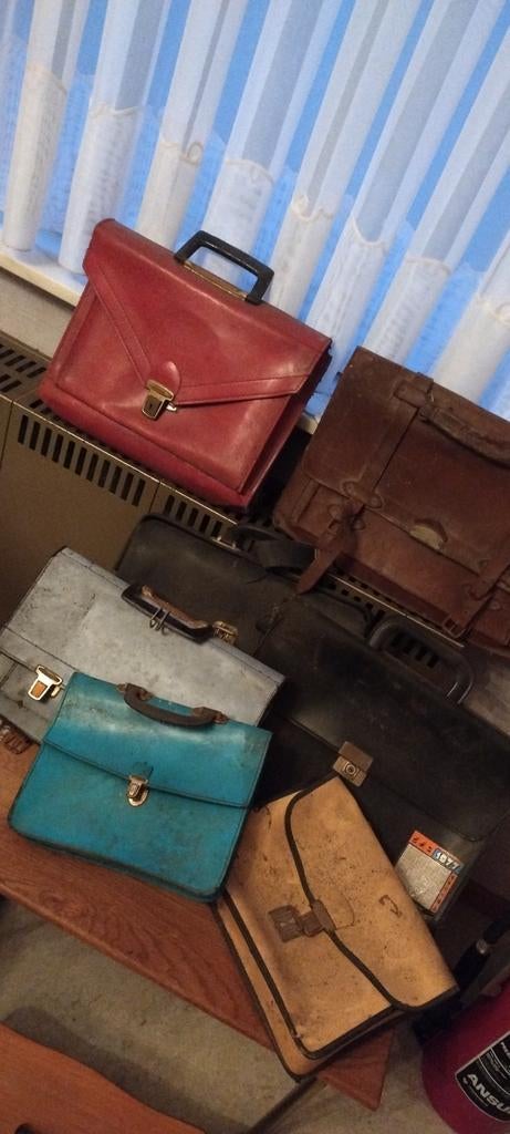 7 oude boekentassen, Ophalen