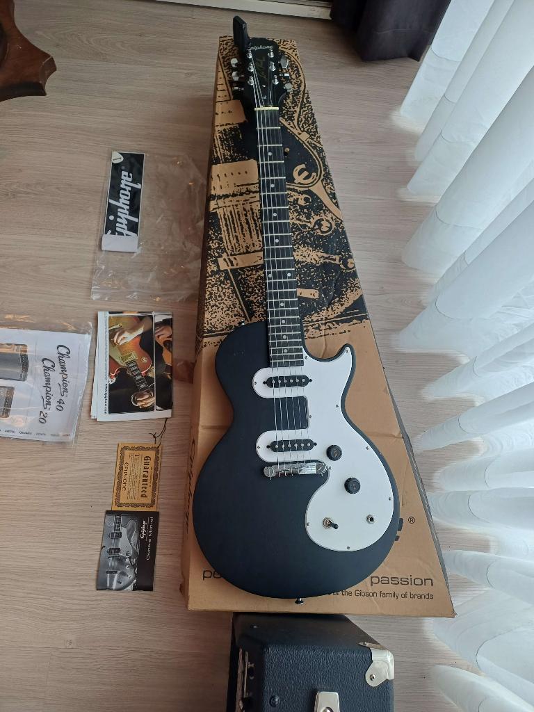 Electric guitar Epiphone + TUNER FOR STRINGS, Muziek en Instrumenten, Ophalen, Zo goed als nieuw, Solid body, Epiphone