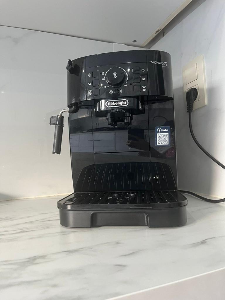 Machine à café Delonghi Manifica S, Electroménager, Réservoir d'eau amovible, Café en grains, 1 tasse, Comme neuf