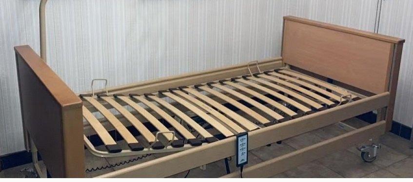 Electrisch verstelbare ziekenhuisbed, Ophalen, Zo goed als nieuw
