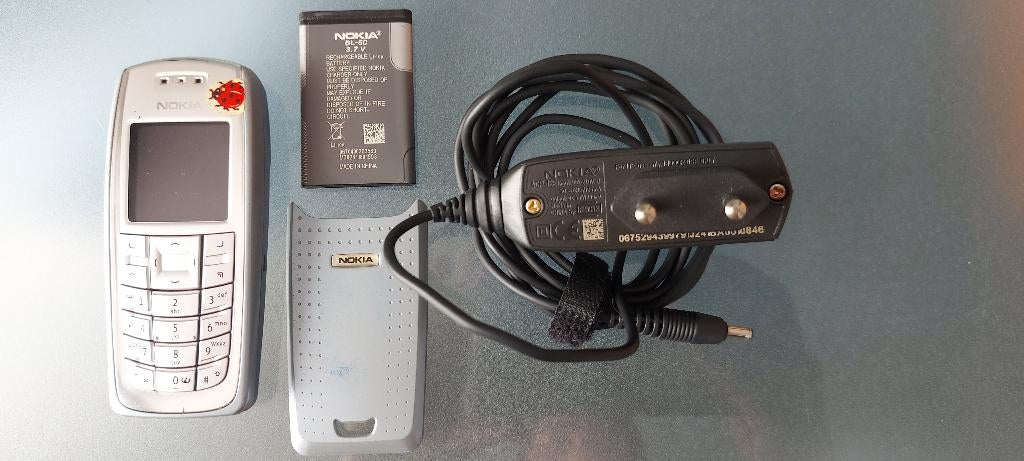 Nokia 3120 + chargeur - mobile vintage - objet de collection, Enlèvement ou Envoi, Classique ou Candybar, Clavier physique, Utilisé