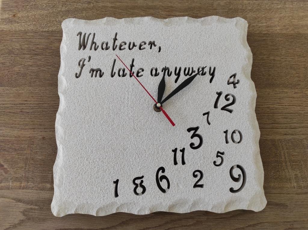 Wandklok witte kalksteen, Huis en Inrichting, Ophalen of Verzenden, Zo goed als nieuw, Analoog, Wandklok