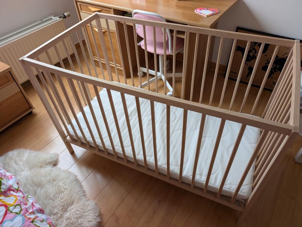 Ikea Sniglar babybed + matras, Enfants & Bébés, Parcs, Enlèvement