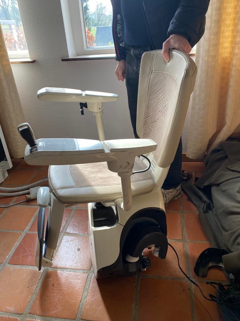 Traplift ThyssenKrupp, Ophalen, Gebruikt, Met bocht