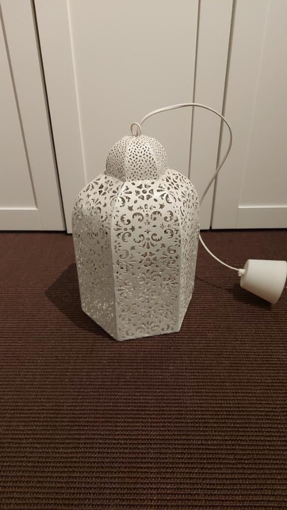 Witte metalen hanglamp met ajourpatro (kleine deuk), Maison & Meubles, Lampes | Suspensions, Utilisé, Moins de 50 cm, Métal, Enlèvement