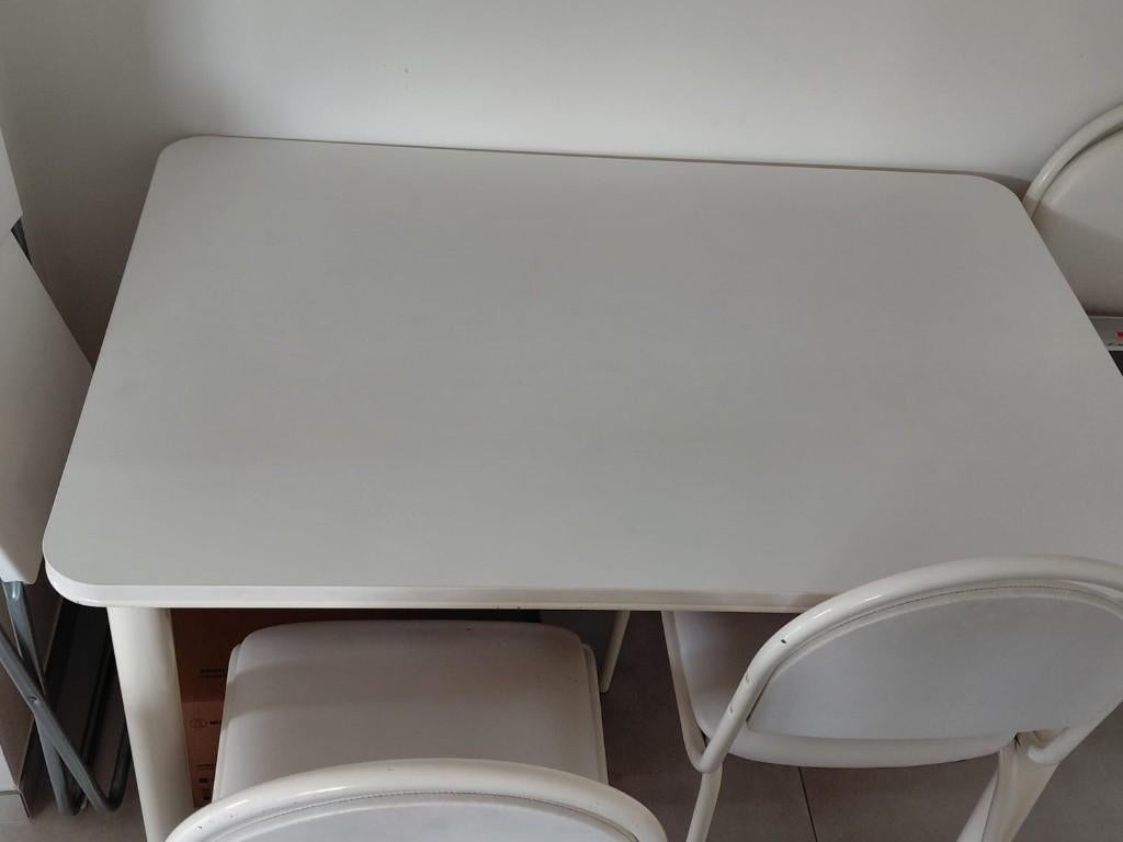 Table blanche et 4 chaises, Quatre personnes, 50 à 100 cm, 100 à 150 cm, Enlèvement