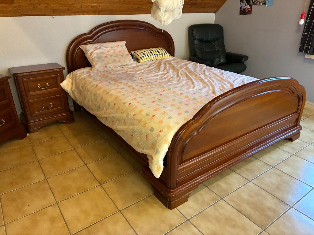 slaapkamer in edelhout kerselaar 160 x 200 + 3  kastjes, Huis en Inrichting, Slaapkamer | Complete slaapkamers, Zo goed als nieuw