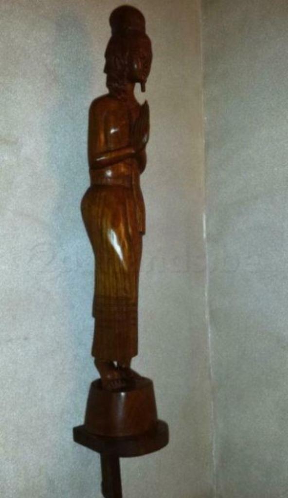 houten beeld indische biddende dame, Antiek en Kunst, Ophalen of Verzenden