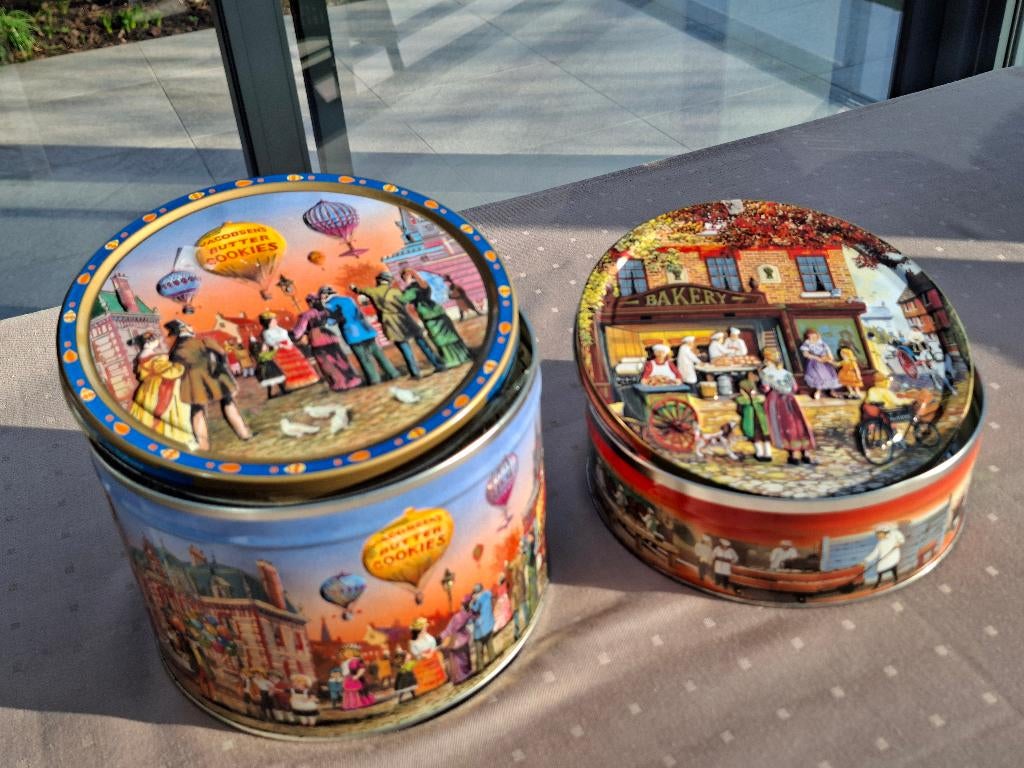 set van 2 metalen verzameldozen met reliëf, Ophalen, Zo goed als nieuw, Koek(jes), Overige merken