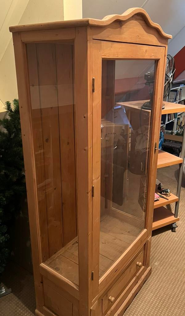 Vitrine en pin avec trois étagères en verre et tiroir, Maison & Meubles, Armoires | Vitrines, 25 à 50 cm, Avec tablette(s), Comme neuf