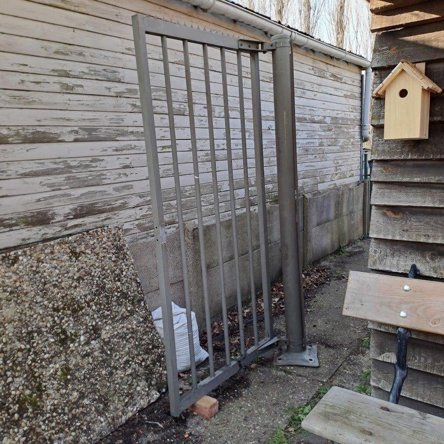 Metalen spijlenpoort met puntenkam, Ophalen, Gebruikt, 80 tot 100 cm, Buitendeur