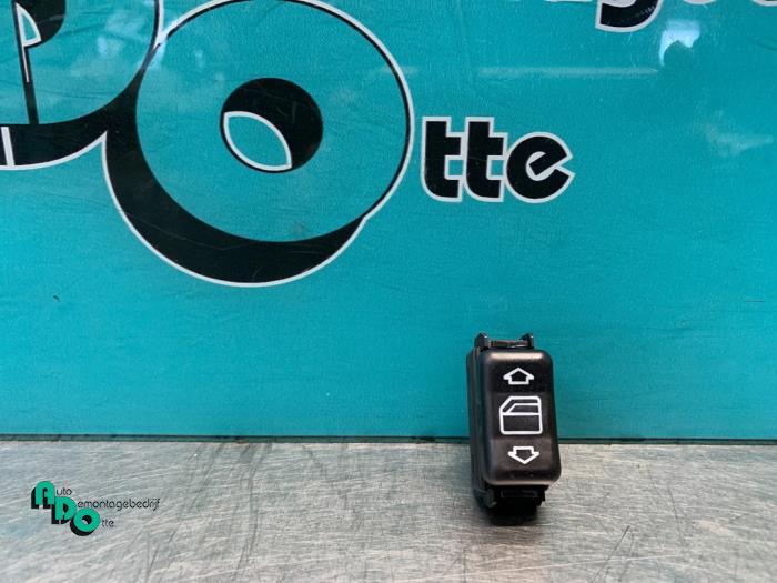 Commutateur vitre électrique d'un Mercedes E-Klasse (E-Klas, Neuf, 3 mois de garantie, -, -