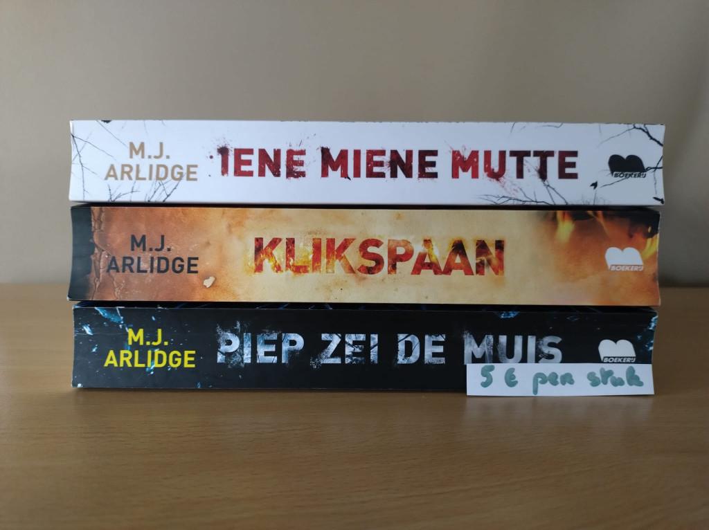 M.J. Arlidge iene miene mutte, piep zei de muis, klikspaan, Livres, Thrillers, Enlèvement