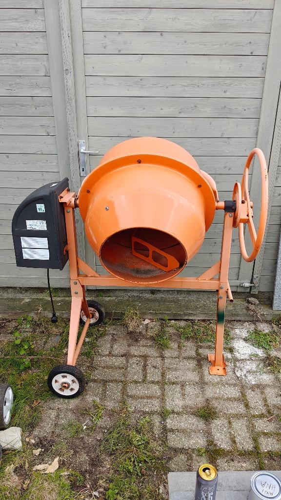 Betonmolen 140 liter - nooit gebruikt, Doe-het-zelf en Bouw, Betonmolens, Ophalen, Zo goed als nieuw