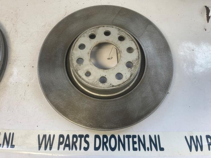 Remschijf voor van een Volkswagen Passat, Auto-onderdelen, Remmen en Aandrijving, Volkswagen, Gebruikt, 3 maanden garantie, Ophalen of Verzenden